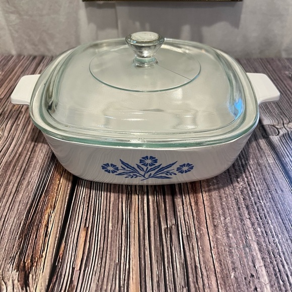 VINTAGE CORNING WARE Blue Cornflower 32 oz Casserole with Lid – Made in Canada - Picture 3 of 10